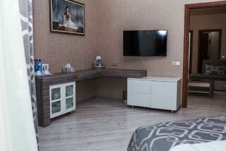 Гостиница Амур Комсомольск-на-Амуре 2-комнатный номер люкс с 1 двуспальной кроватью-5
